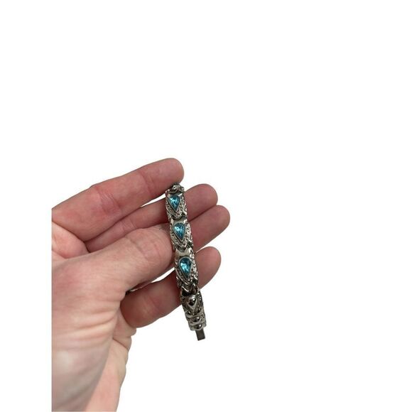 Silver linked bracket with blue tear drop crystal rhinestone accent - Picture 11 of 12